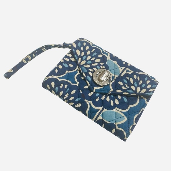Vera Bradley~ Turn Lock Wristlet/Wallet~ Petal Splash Pattern~ 6.25" x 4.5" - Picture 3 of 11